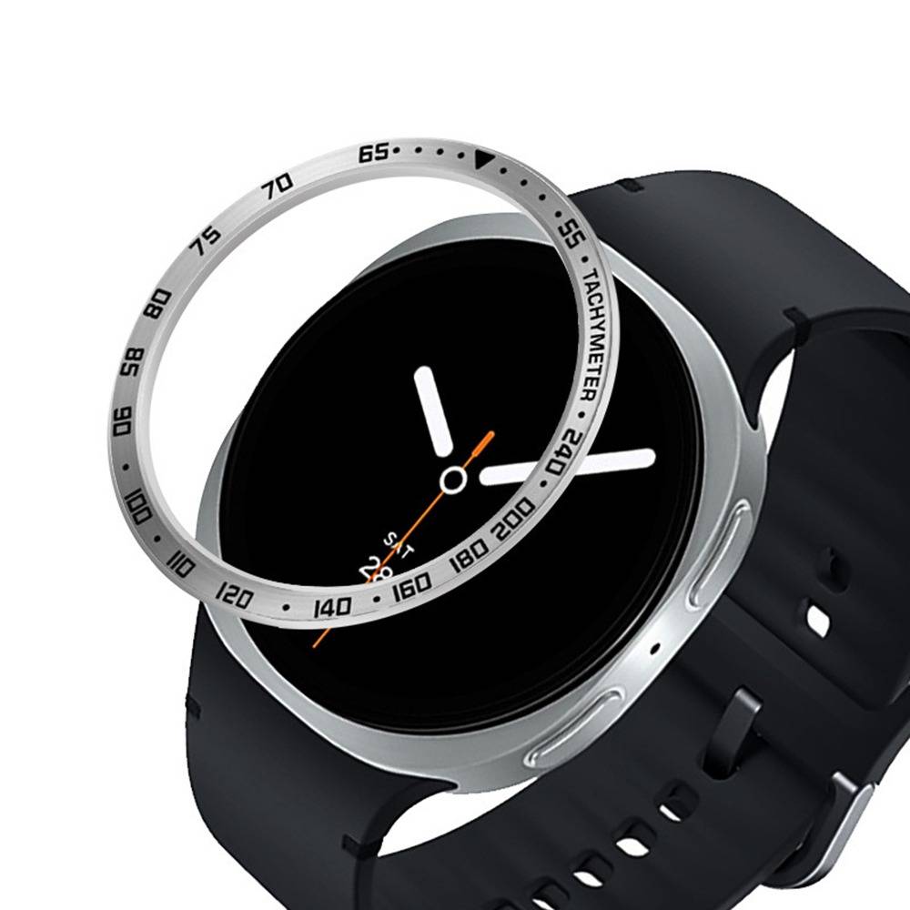 Schwarze runde Smartwatch mit silbernem Tachymeter-Lünette und schwarzem Silikonarmband, in Schrägansicht auf weißem Hintergrund gezeigt.
