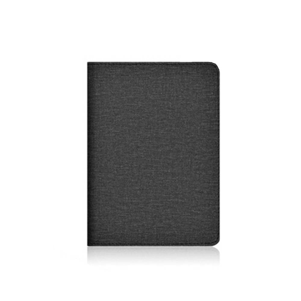 Schwarze Stoff-Tablet-Schutzhülle oder Folio-Schutztasche, geschlossen auf weißem Hintergrund dargestellt.
