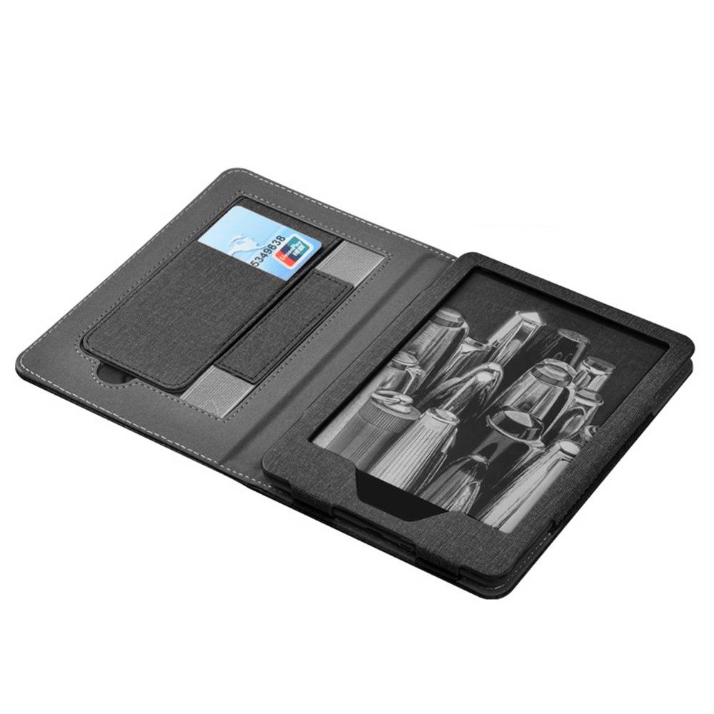Offene schwarze Foliogeldbörse mit Kartensteckplätzen und einer durchsichtigen Tasche mit einem Foto von silbernem Besteck.