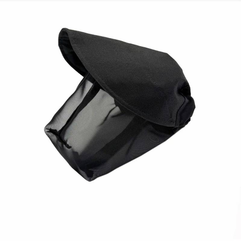 Schwarze Umschlag-Netztasche oder -Beutel, offen vor weißem Hintergrund abgebildet.