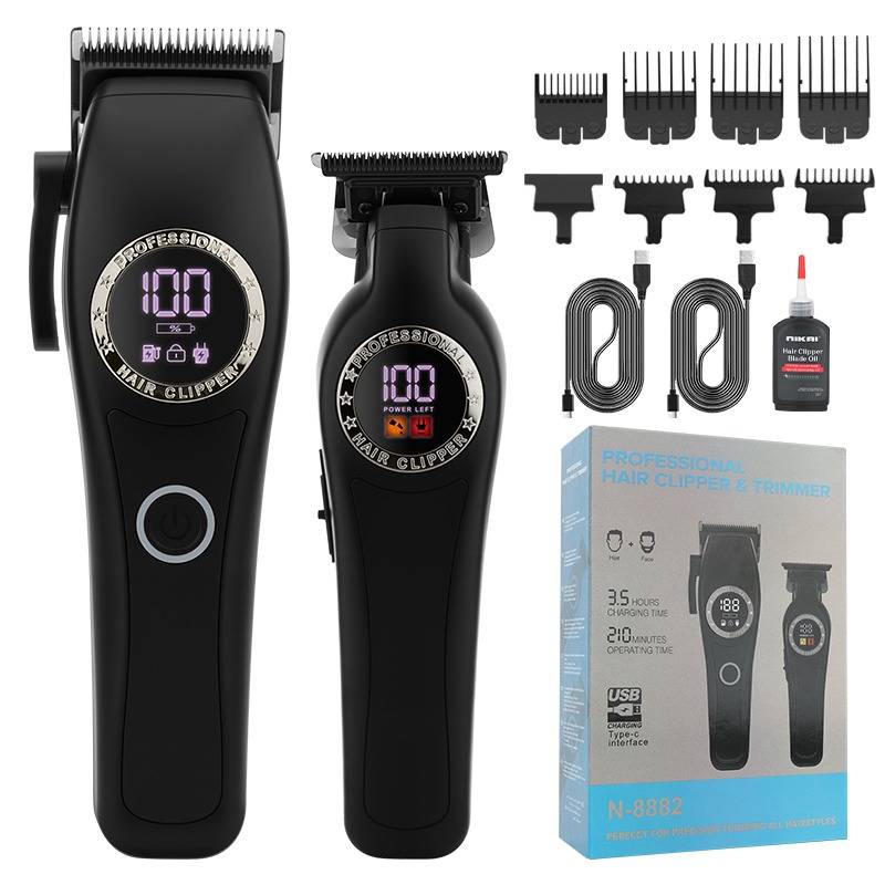 Schwarzer kabelloses Haarschneider- und Trimmer-Set mit mehreren Führungskämmen, Ladekabeln, Öl und Einzelhandelsverpackung auf weißem Hintergrund.