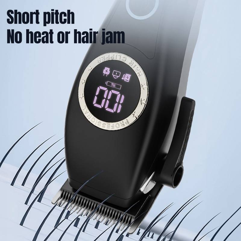 Schwarze schnurlose Haarschneidemaschine mit digitalem Display und Kamm-Schutz, wird beim Schneiden von kurzen Haaren gezeigt; der Text lautet „Short pitch