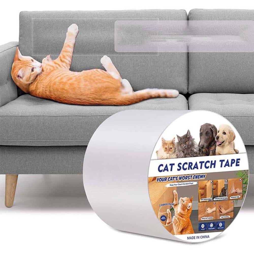 Orangefarbene Katze, die auf einem grauen Sofa neben einer Rolle durchsichtigem Kratzschutzband mit der Aufschrift „CAT SCRATCH TAPE