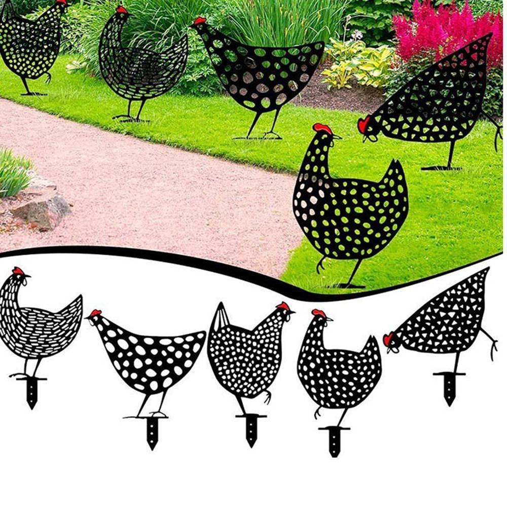 Schwarze Metall-Hühnergartenstecker mit roten Kämmen verzieren einen Rasen und Weg, gezeigt im Freien und in einer Nahaufnahmezeile unten.