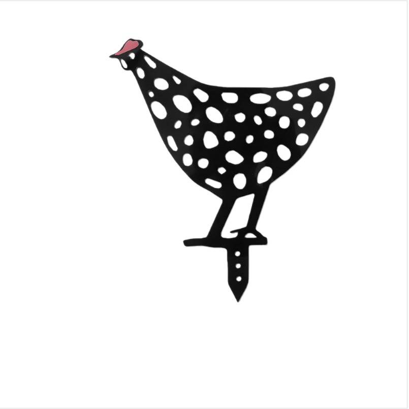 Schwarzes gesprenkeltes Metallhuhn-Gartenstecker mit rotem Kamm auf weißem Hintergrund.