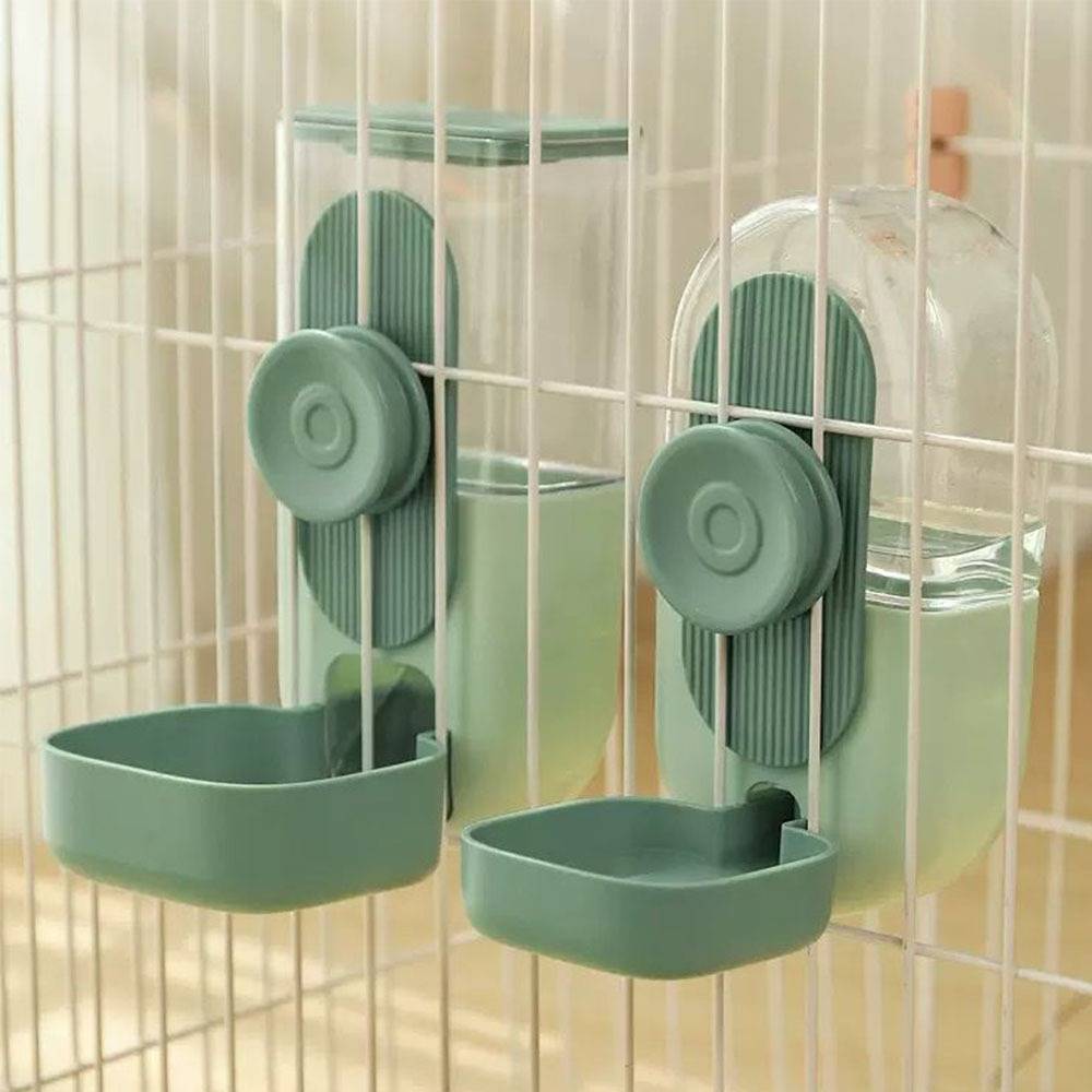 Zwei grüne Vogelbauer-Wasserspender mit Klipp zum Befestigen an Käfigstangen, jeweils mit einer kleinen Trinkschale und durchsichtigem Behälter.