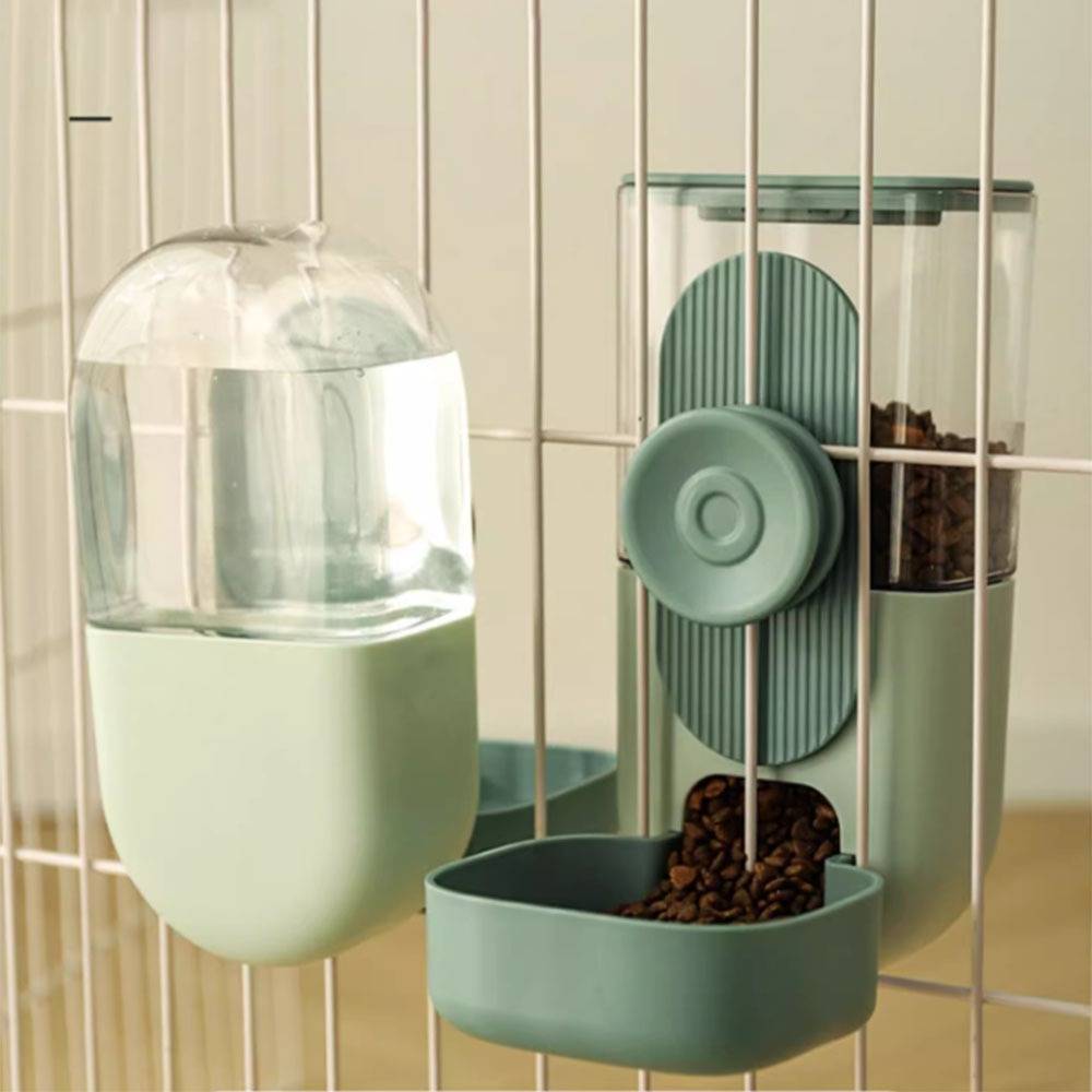 Mint-grüner Haustierwasserspender und Kibble-Futterautomat befestigt an einem Drahtgitter, mit Wasserreservoir und Futtertablett