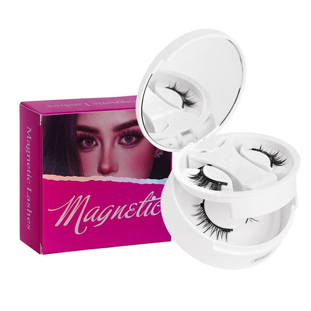 Magnetische künstliche Wimpern in einer weißen Schachtel neben rosafarbener Produktverpackung mit den Augen einer Frau.