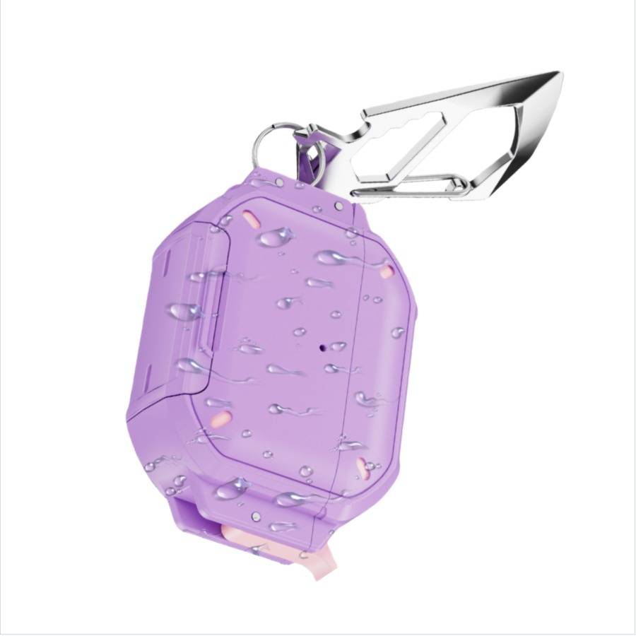 Violette transparente kompakte Sprühflasche mit silbernem Clip und Wassertropfen auf weißem Hintergrund.