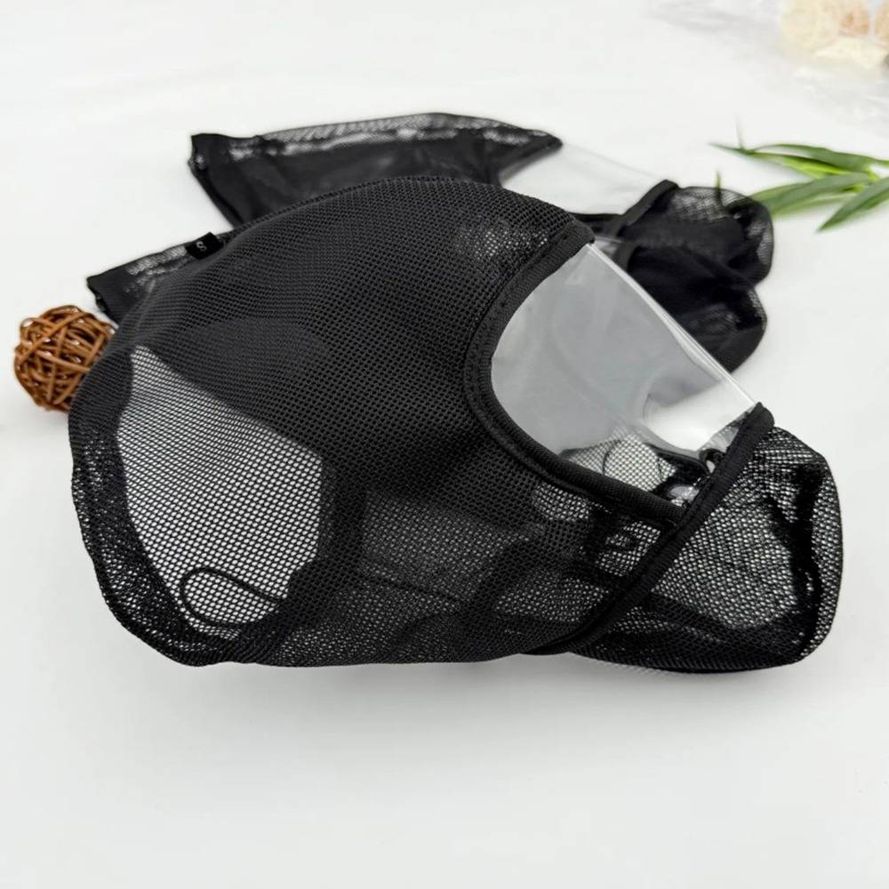 Schwarze Netzgesichtsmaske mit klarem Kunststoffmundschutz, gezeigt auf einer weißen Oberfläche mit sichtbaren Riemen.