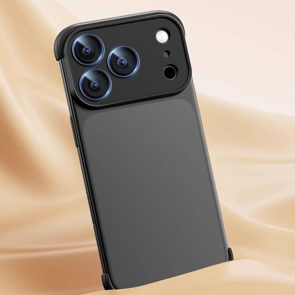 Schwarze Smartphone-Hülle von hinten gezeigt, mit einem großen erhöhten Kameramodul mit drei Linsen und Blitz vor beigem Hintergrund.