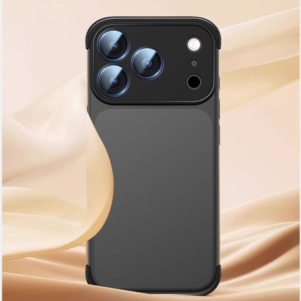 Dunkelgrauer Smartphone-Case mit großem Dreifach-Kamera-Ausschnitt und Blitz auf beigefarbenem abstraktem Hintergrund.