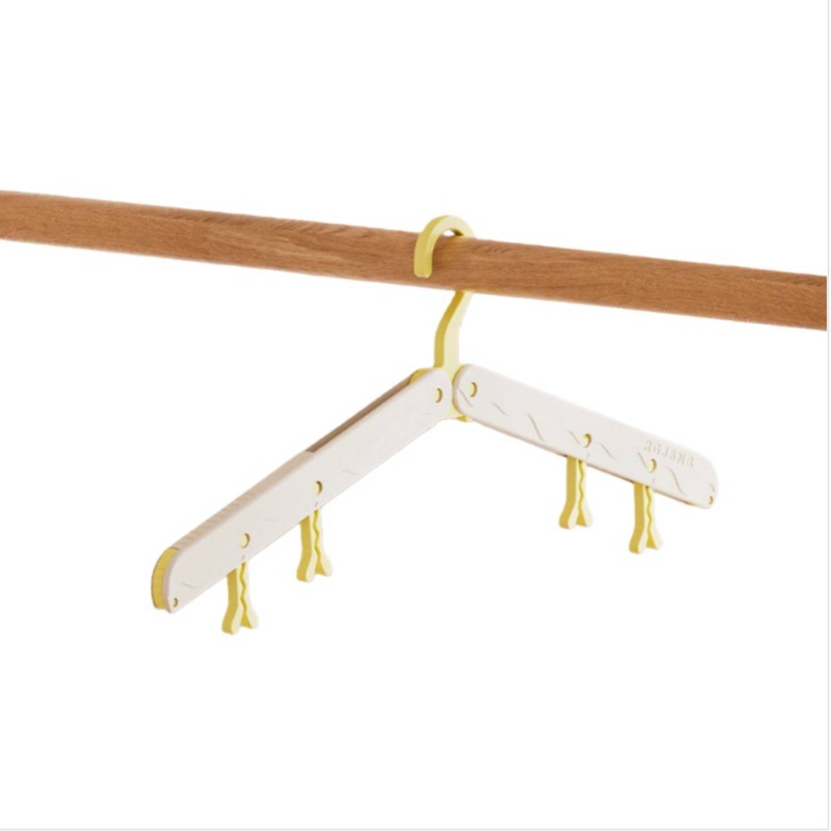 Weißer Klappbügel mit gelbem Haken, der an einer Holzstange vor weißem Hintergrund hängt.