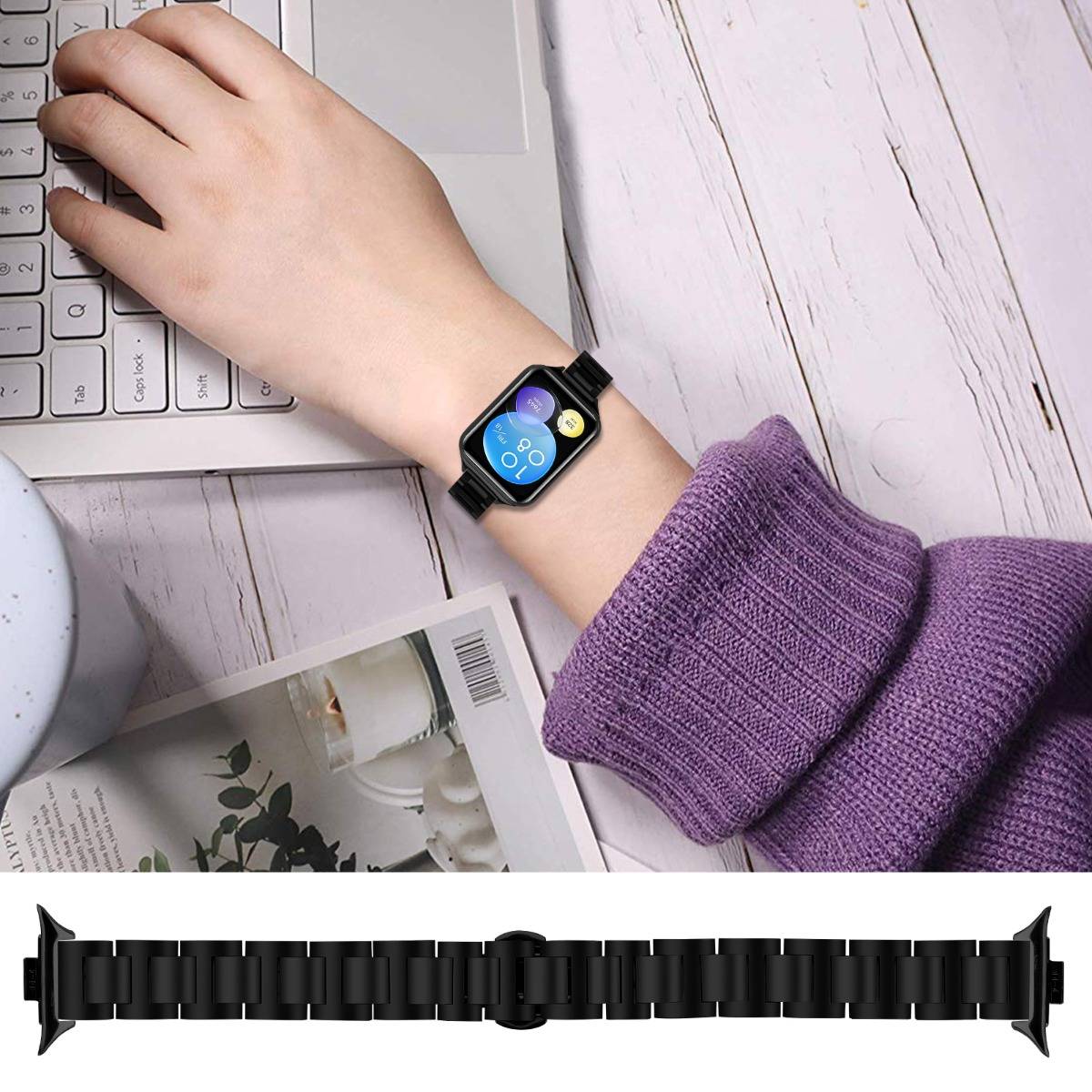 Hand mit schwarzer Smartwatch mit schwarzem Metallband neben einem Laptop; Produktbild enthält ein passendes Band, das unten angezeigt wird.