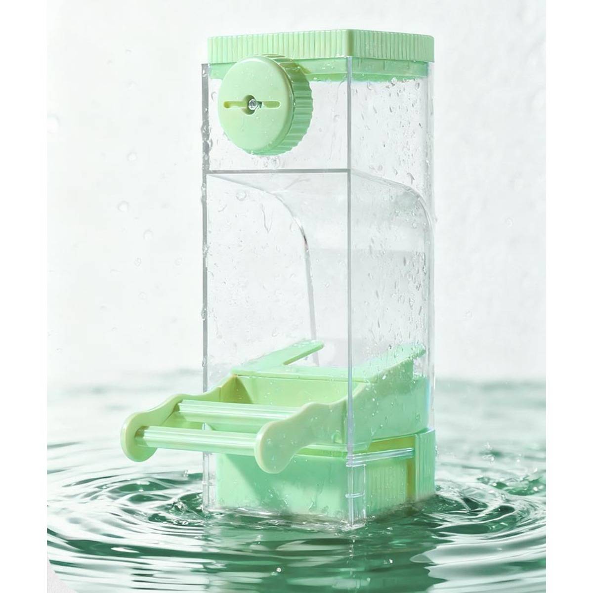 Durchsichtiger Kunststoff-Flüssigspender mit grünem Deckel und Sockel, stehend im Wasser mit Wellen, in einer sauberen Produktstil-Nahaufnahme gezeigt.