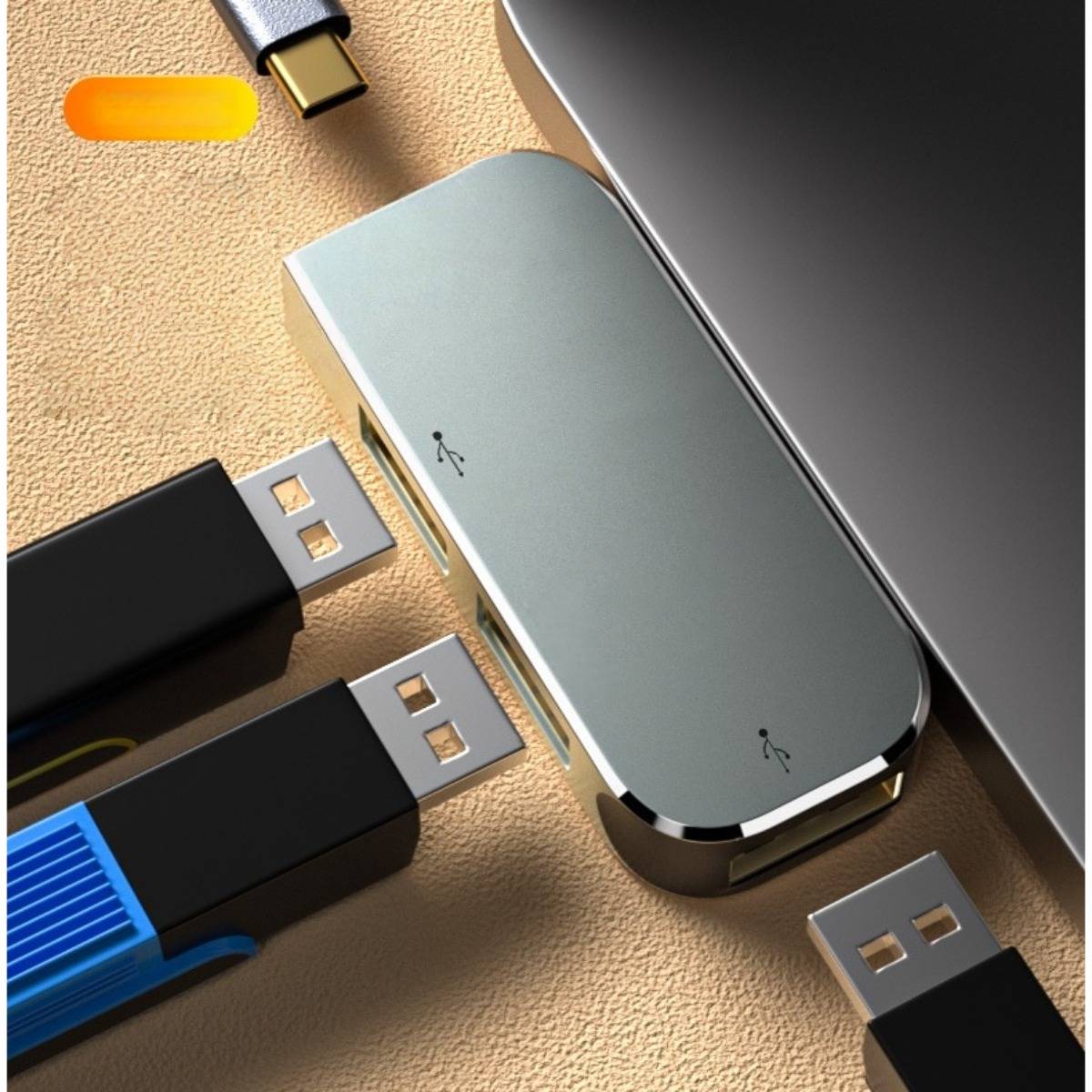 Ein silberner Multiport-USB-Hub und mehrere USB-Sticks neben einem Laptop auf einem Schreibtisch, wobei verbundene Speichergeräte angezeigt werden.