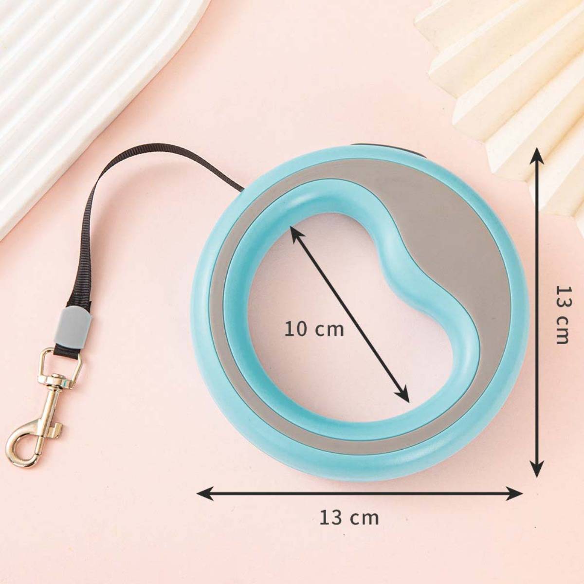 Blaue einziehbare Haustierleine mit schwarzem Riemen und Metallclip, gezeigt mit Größenmarkierungen: 13 cm Durchmesser und 10 cm innere Länge.