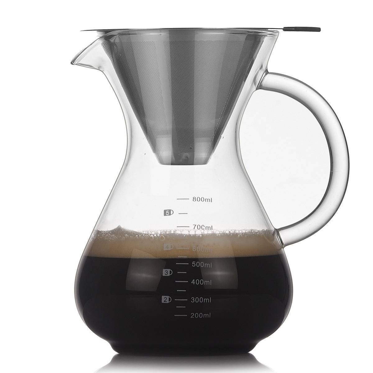 Glaskaffeekanne mit Griff und eingebautem Metallfilter, gefüllt mit dunkel gebrühtem Kaffee bis etwa 500 ml.