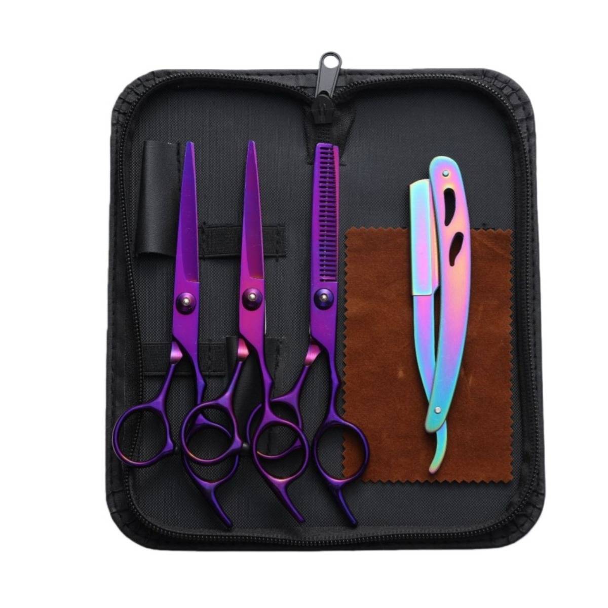 Offener schwarzer Reißverschluss-Grooming-Koffer mit violetten Haarschneidescheren, Effilierscheren, Kamm und einem schillernden Rasiermesser, plus Reinigungstuch.