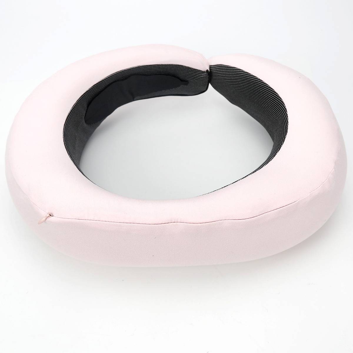 Rosa ringförmiges Nackenkissen oder Nackenkisschen mit schwarzer Innenseite, auf weißem Hintergrund abgebildet.