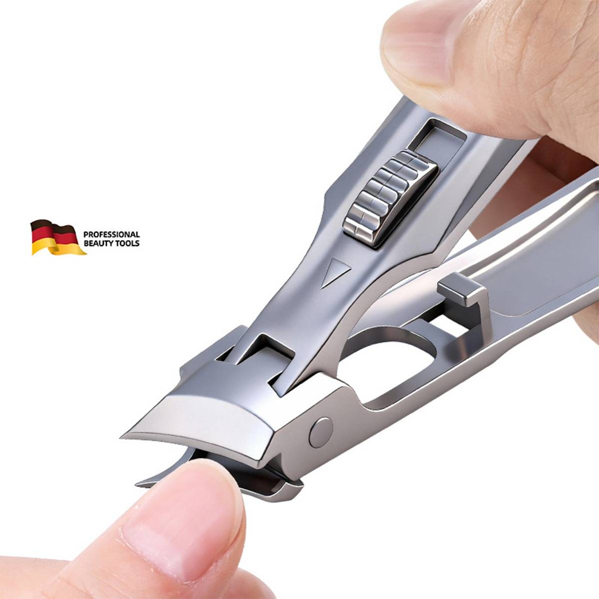 Nahaufnahme eines Nagelknipsers, der einen Fingernagel schneidet, wobei eine Hand das Werkzeug gegen einen Finger hält.