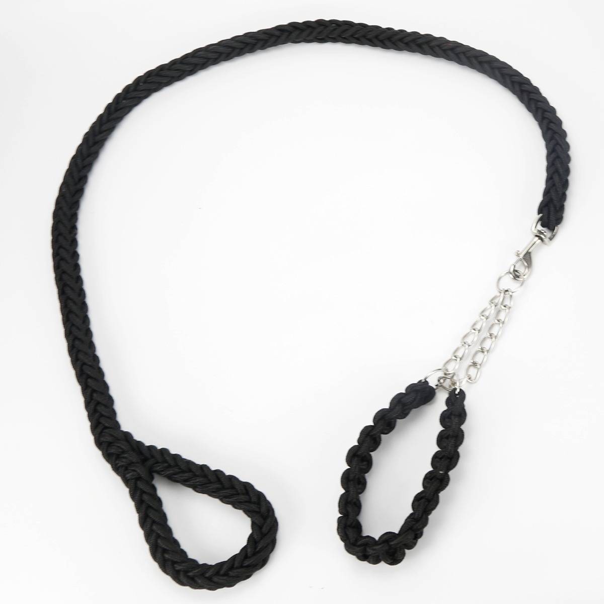 Schwarze geflochtene Leine mit silbernem Kettenkarabiner und einer kleinen passenden Griffschlaufe auf weißem Hintergrund.