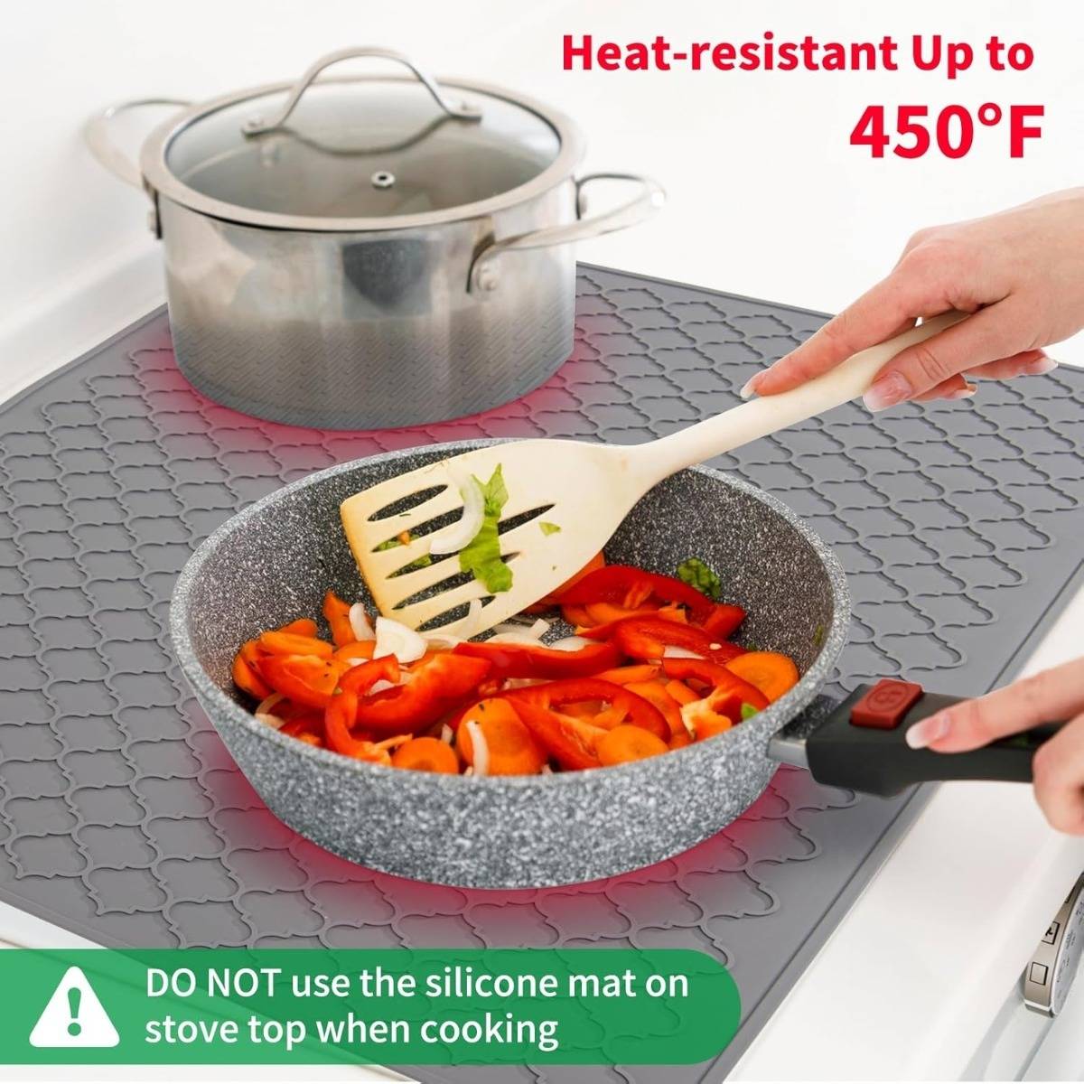 Silikon-Hitzebeständige Matte unter einer Bratpfanne und einem Topf, gekennzeichnet mit „Hitzebeständig bis 450°F" und „Verwenden Sie die Silikon-Matte NICHT auf der Kochplatte beim Kochen"".