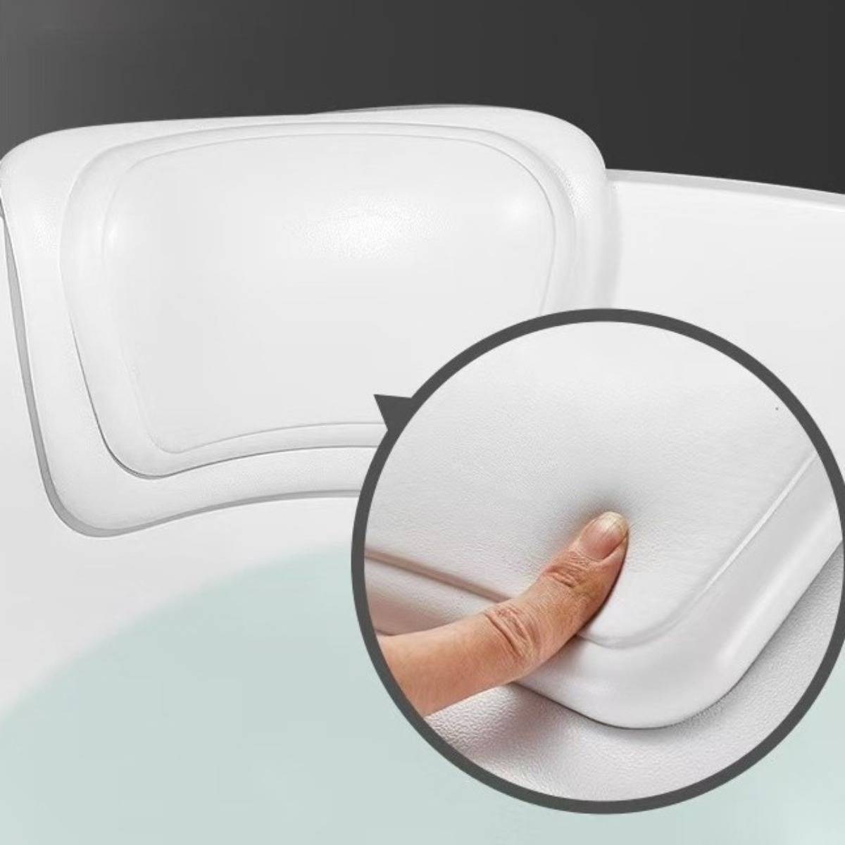 Weißes rechteckiges Kissen oder Pad mit abgerundeten Ecken, dargestellt mit einer Nahaufnahme eines Fingers, der auf seine weiche Oberfläche drückt, um die Polsterung und Dicke zu demonstrieren.