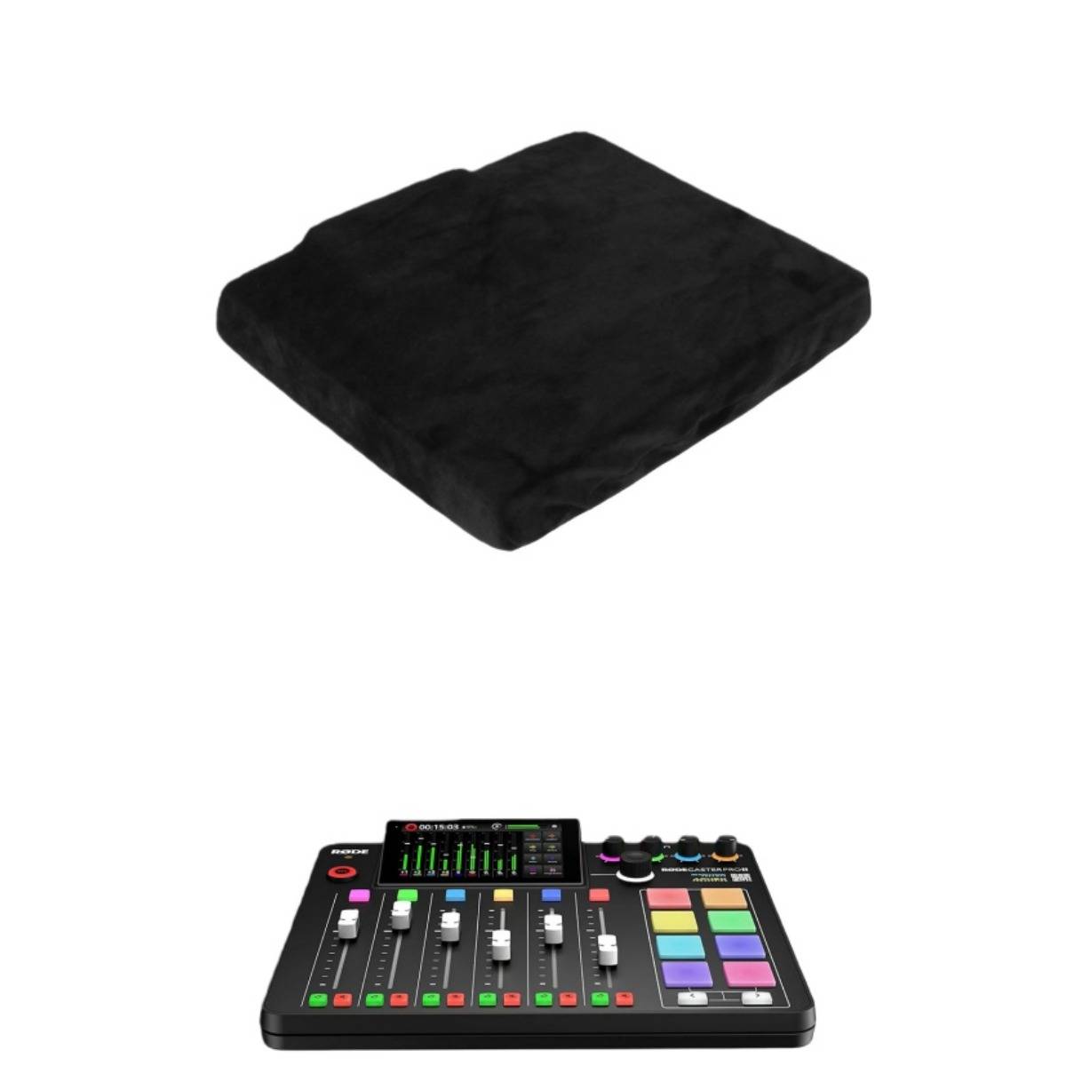 Schwarzes gepolstertes quadratisches Kissen über einer digitalen Audio-Mischkonsole mit Schiebereglern, Messinstrumenten und farbigen Pads auf weißem Hintergrund.