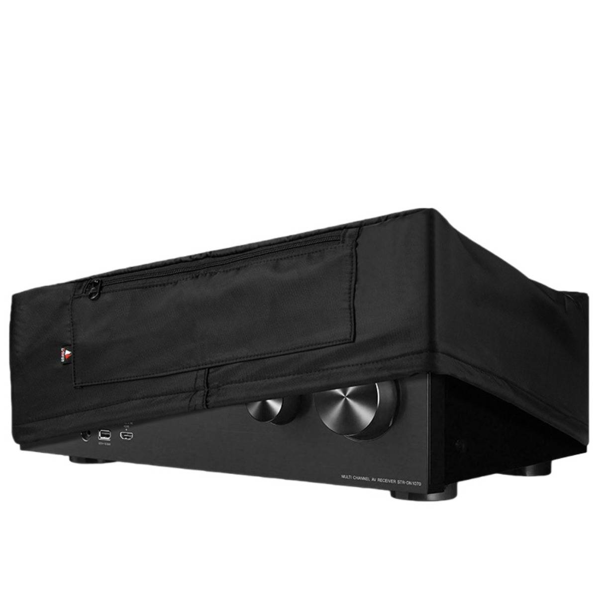 Schwarze Schutzstaubabdeckung, die über einen Heimaudio-Verstärker oder Receiver gezogen ist und die vorderen Bedienelemente teilweise sichtbar darunter zeigt.