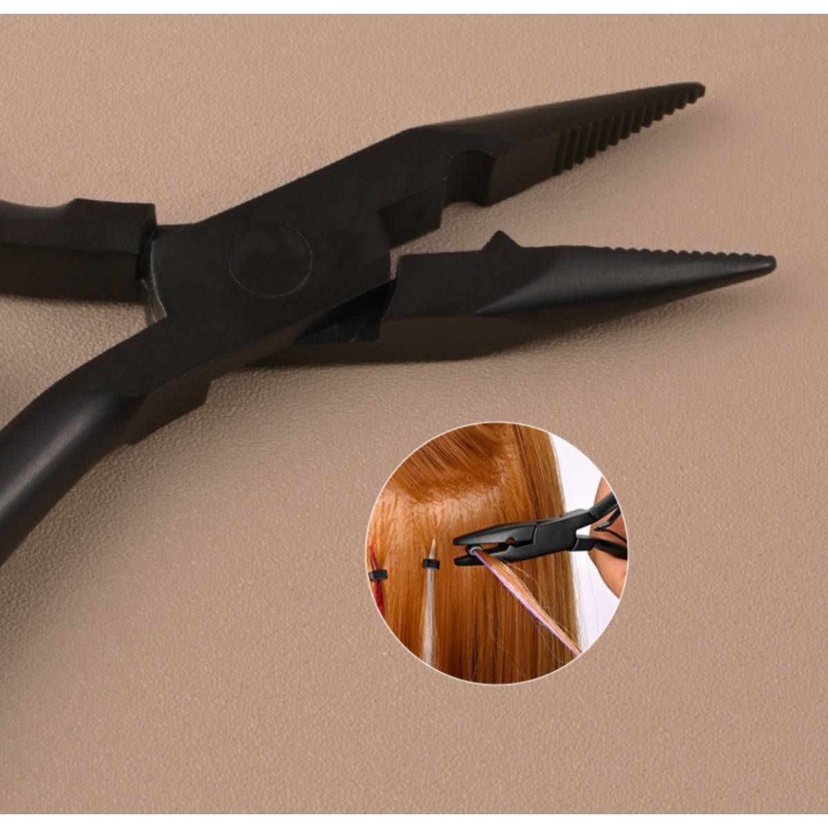 Schwarzes Haarklammer-Zubehör mit gezähnten Backen; die Vergrößerung zeigt, wie es eine Haarsträhne beim Stylen oder Färben hält.