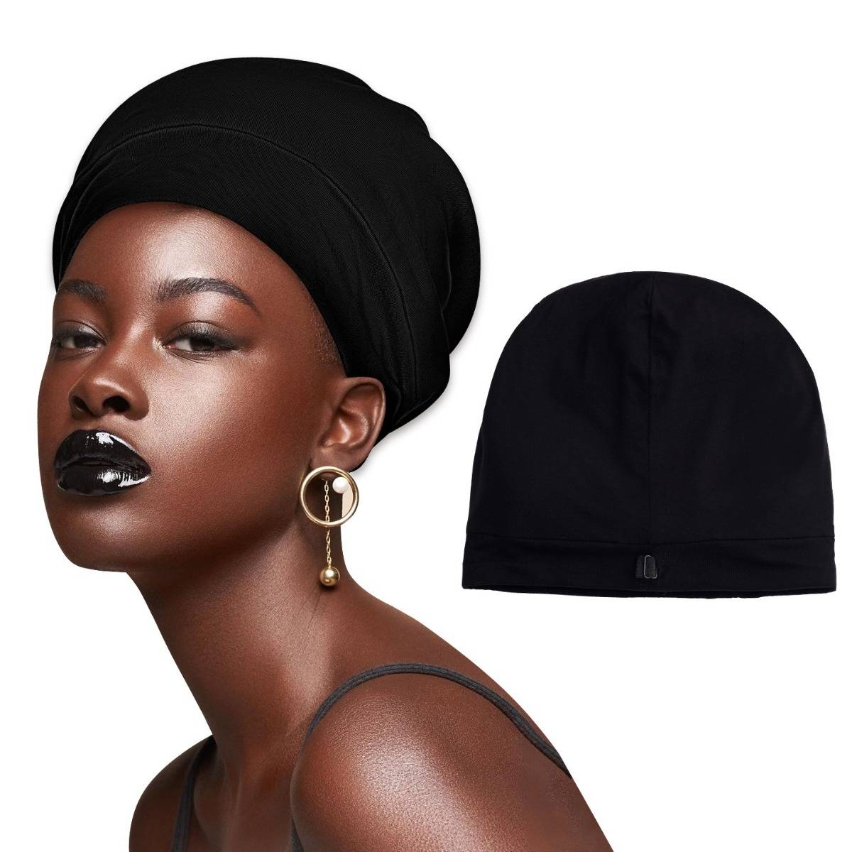 Model trägt einen schwarzen Kopfwickel und ein schwarzes Top, mit einer dazu passenden schwarzen Mütze, die neben ihr auf weißem Hintergrund gezeigt wird.
