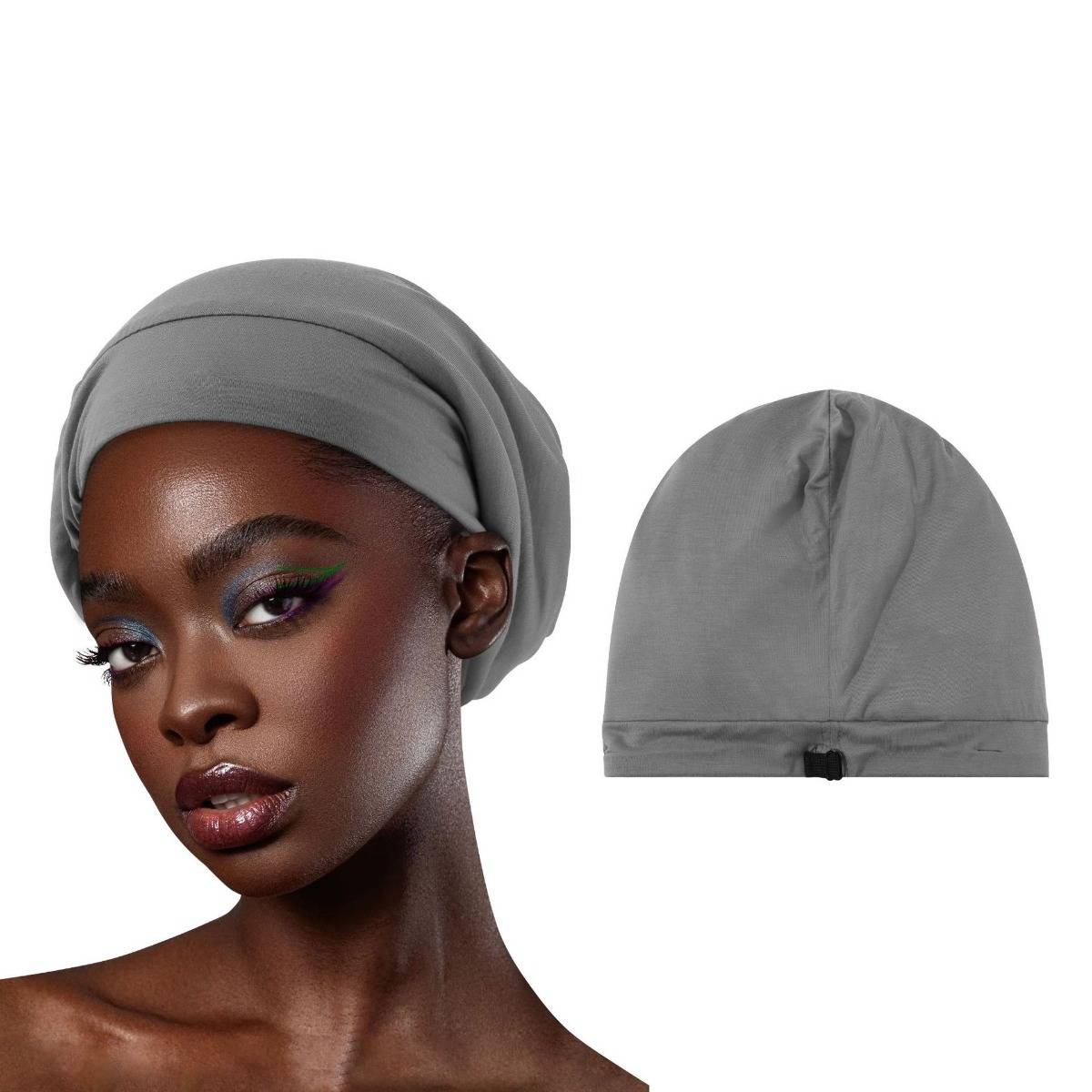 Porträt eines Models, das ein graues Kopftuch trägt; daneben ist auf weißem Hintergrund eine passende graue Mütze im Beanie-Stil zu sehen.