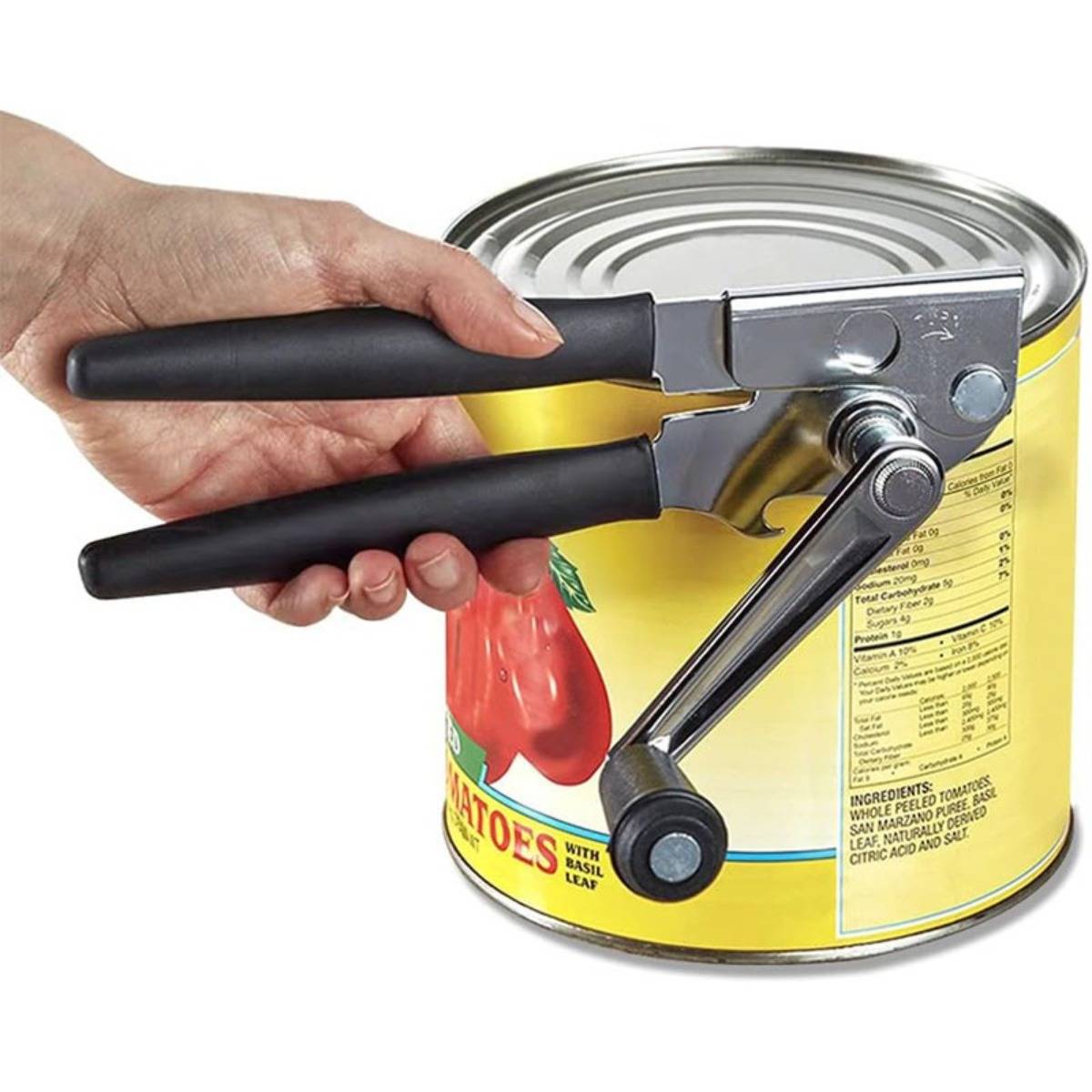 Handbetriebener Dosenöffner, der an einer großen Dose Tomaten befestigt ist und zeigt, wie eine Person den Deckel öffnet.