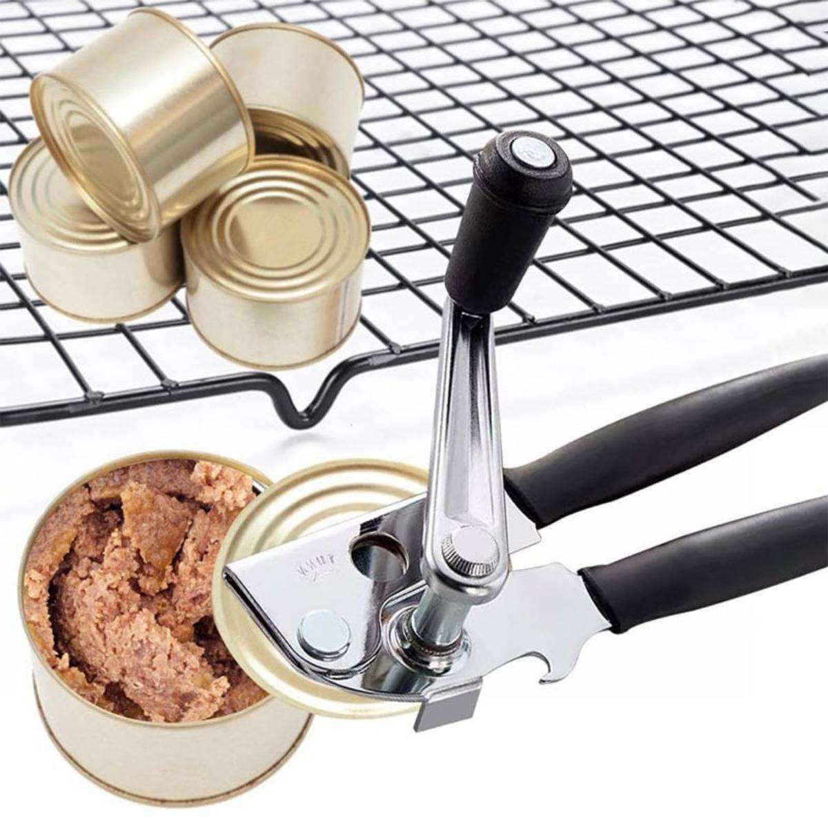 Dosenöffner öffnet eine Dose mit Lebensmitteln neben mehreren verschlossenen Dosen auf einem Kühlgitter.