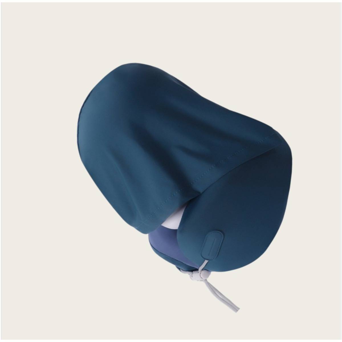 Blaues Nackenkissen mit verstellbarem Riemen, gezeigt auf einem einfachen, hellen Hintergrund.