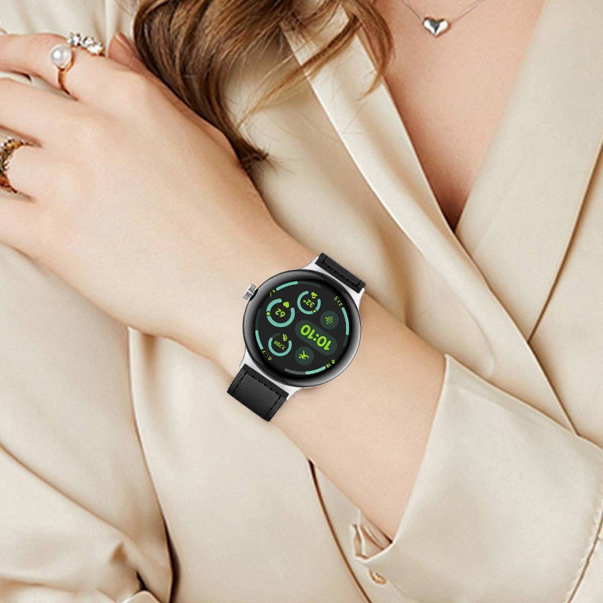 Nahaufnahme einer Frau, die eine runde schwarze Smartwatch mit grünem digitalen Display und schwarzem Armband am Handgelenk trägt.