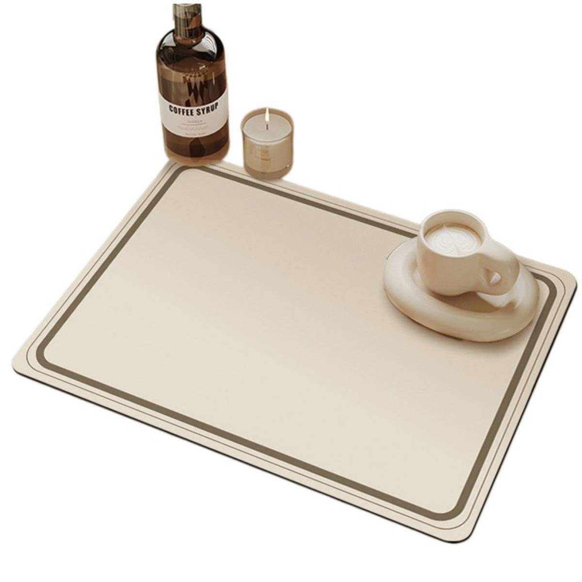 Minimalistische beige Schreibtischunterlage mit einer Kaffeetasse und Untertasse, einer Flasche mit der Aufschrift „COFFEE STAY