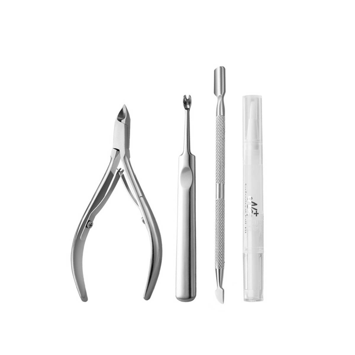 Vier Maniküre-Werkzeuge auf weißem Hintergrund: Nagelknipser, Nagelhautschieber, Metallschieber und durchsichtiges stiftförmiges Kosmetik-Röhrchen.