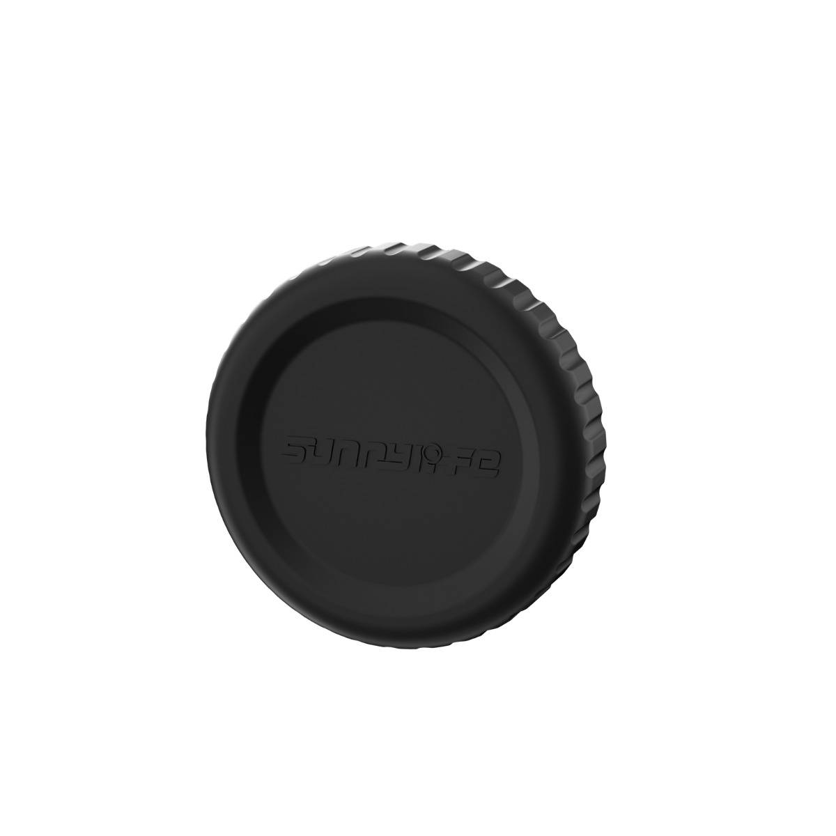 Schwarze Kameraobjektivkappe mit geripptem Rand und geprägtem Logo auf weißem Hintergrund.