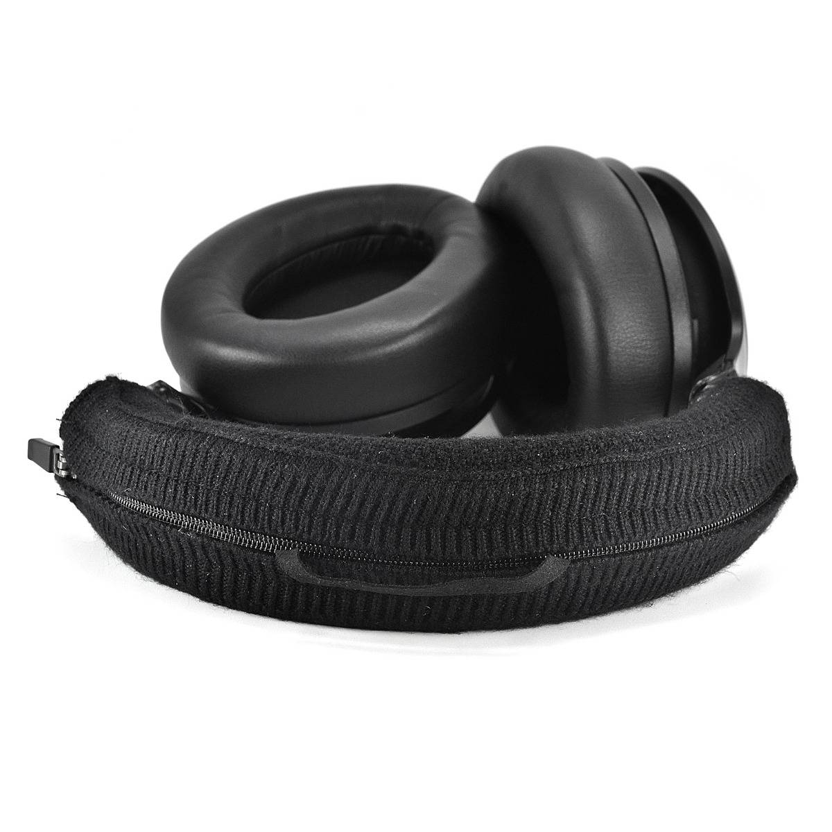 Schwarze Over-Ear-Kopfhörer mit gepolsterter Reißverschluss-Tasche auf weißem Hintergrund.