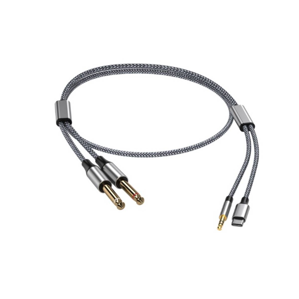 Geflochtenes Audio-Adapterkabel mit zwei RCA-Steckern auf der einen Seite und 3,5-mm-Stereostecker sowie USB-C-Anschluss auf der anderen Seite.