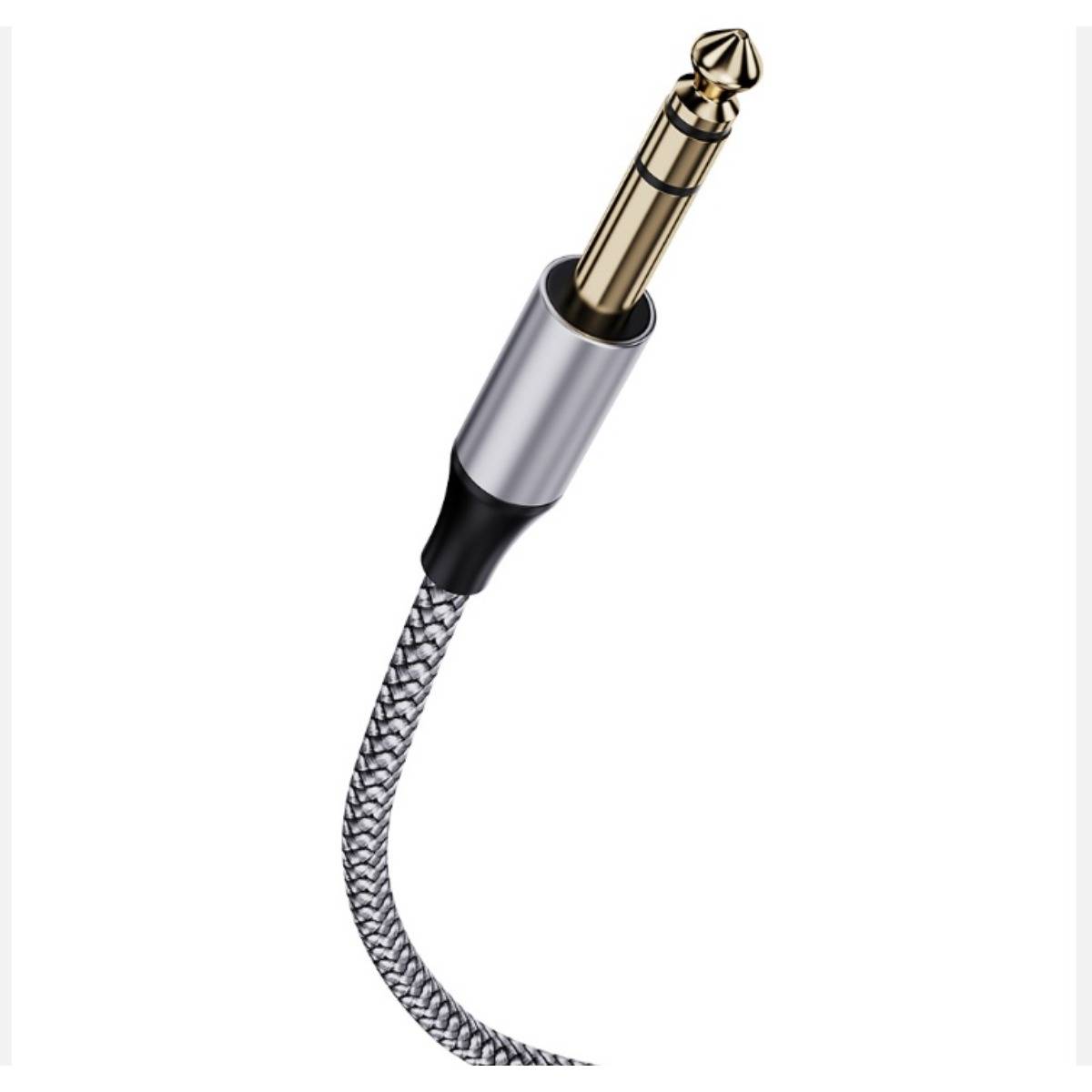 Vergoldeter 1/4-Zoll-Audiostecker mit geflochtenem Kabel auf weißem Hintergrund.