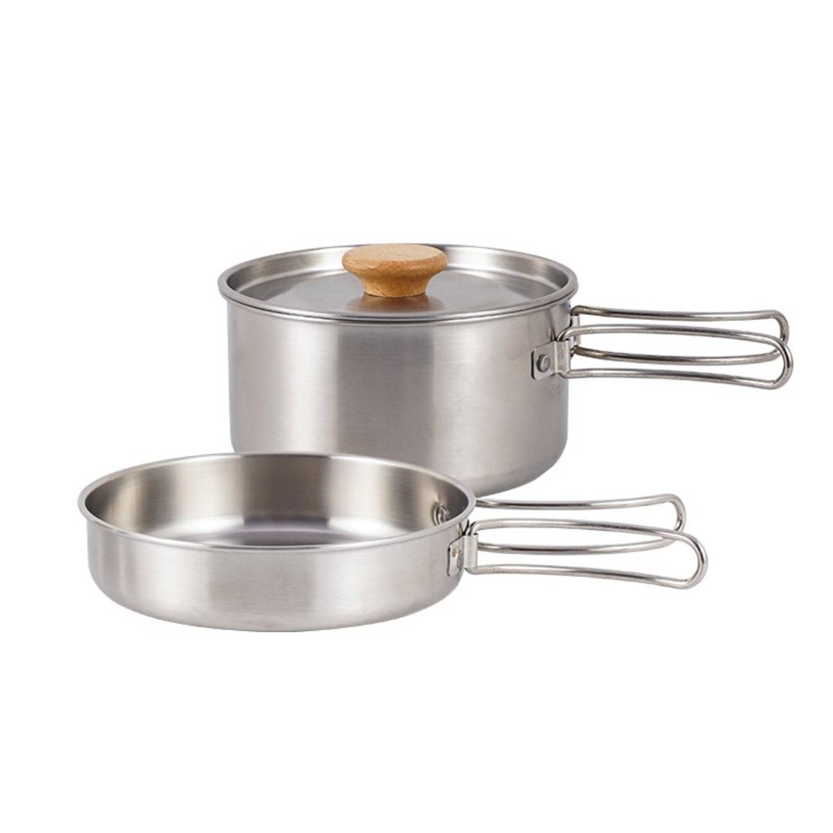 Zwei Campingkochgeschirrteile aus Edelstahl mit klappbaren Griffen, bestehend aus einem Topf mit Deckel mit Holzknopf und einer flachen Pfanne.