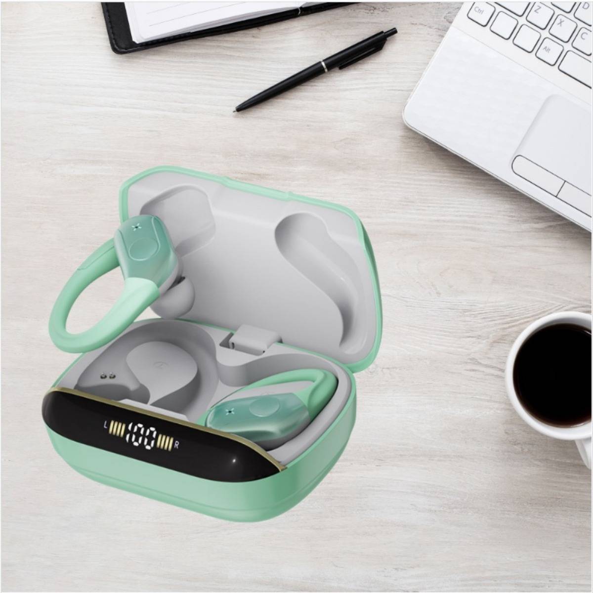 Minzgrüne kabellose Earbud-Ladehülle mit Batterieanzeige, die auf einem Schreibtisch neben einem Laptop, Stift und einer Kaffeetasse offen liegt.