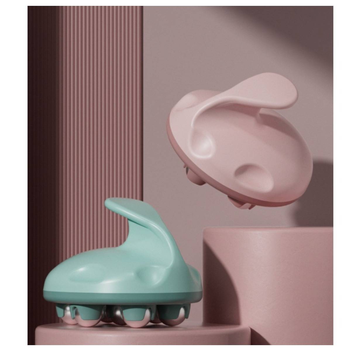 Zwei Sandalen-Clogs aus pastell-farbigem Kunststoff, eine in Mintgrün und eine in Rosa, auf rosa Blöcken vor einem mauvefarbenen Hintergrund angezeigt.