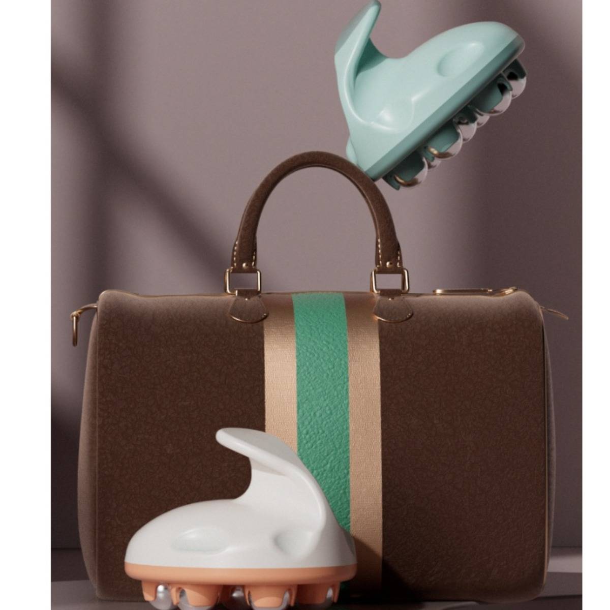 Braune Ledertasche für Reisen mit beige und grünen Streifen, gezeigt mit einem weißen schuh­ähnlichen Zubehörteil vorne und einem mintgrünen Objekt darüber.
