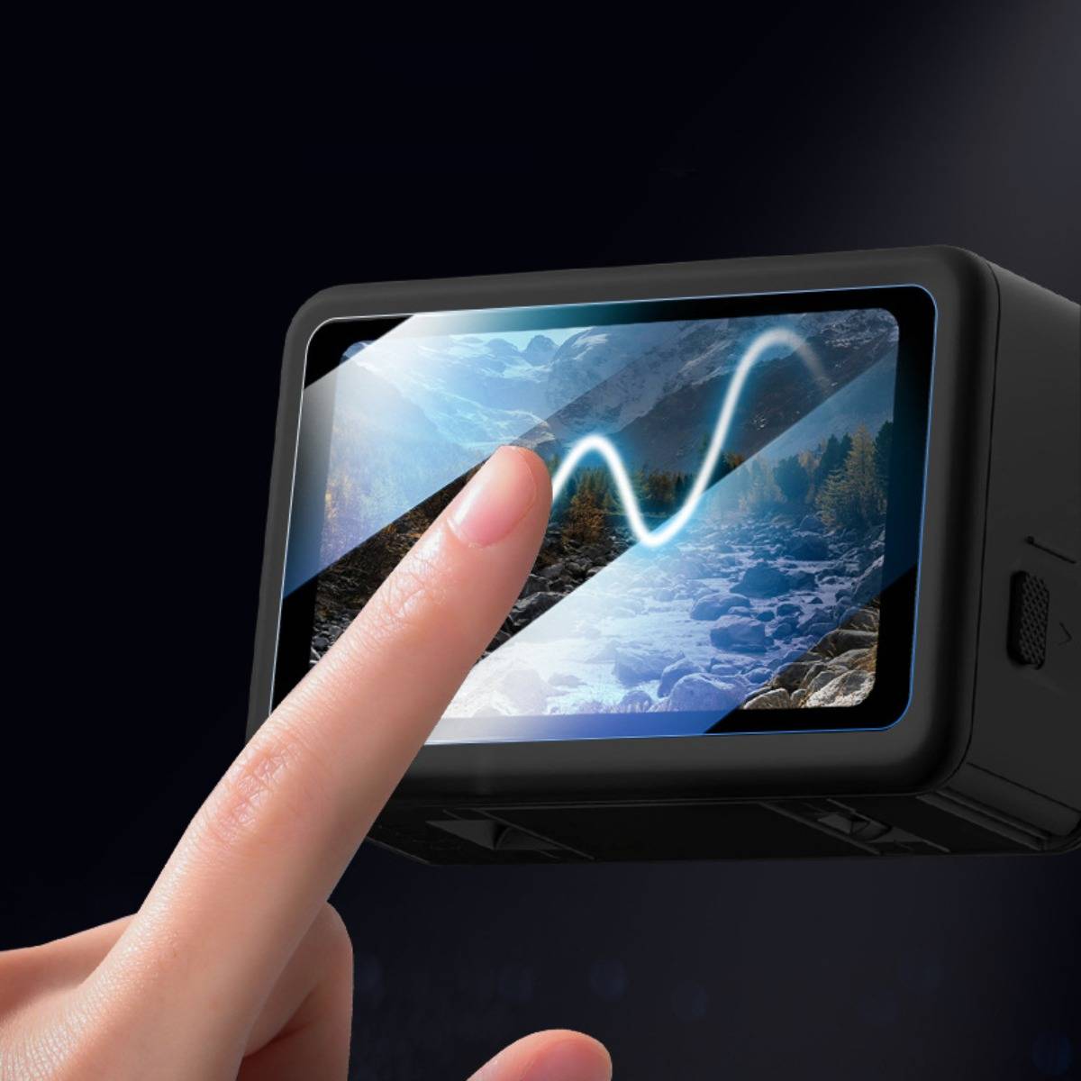 Finger berührt einen kleinen Touchscreen einer Action-Kamera, auf dem eine Landschaft und eine leuchtende gekrümmte Linie angezeigt wird, was eine Wisch- oder Steuereingabe andeutet.