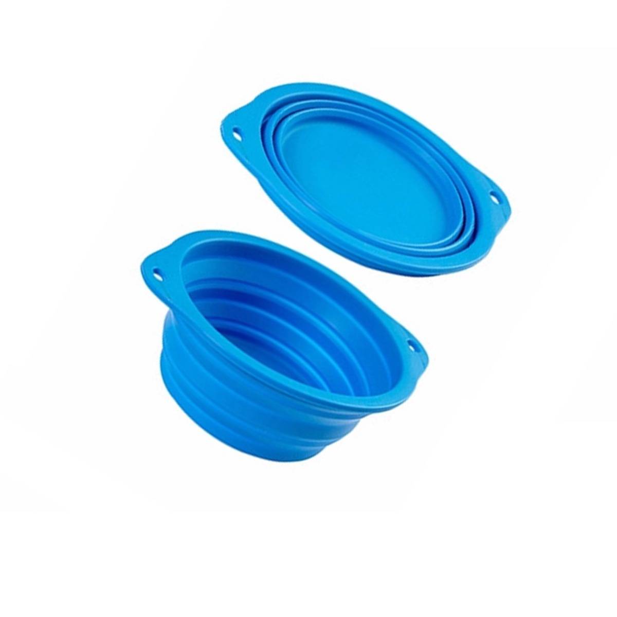 Blaue zusammenklappbare Silikonschüssel mit passendem Deckel, aufgeklappt, auf weißem Hintergrund gezeigt.
