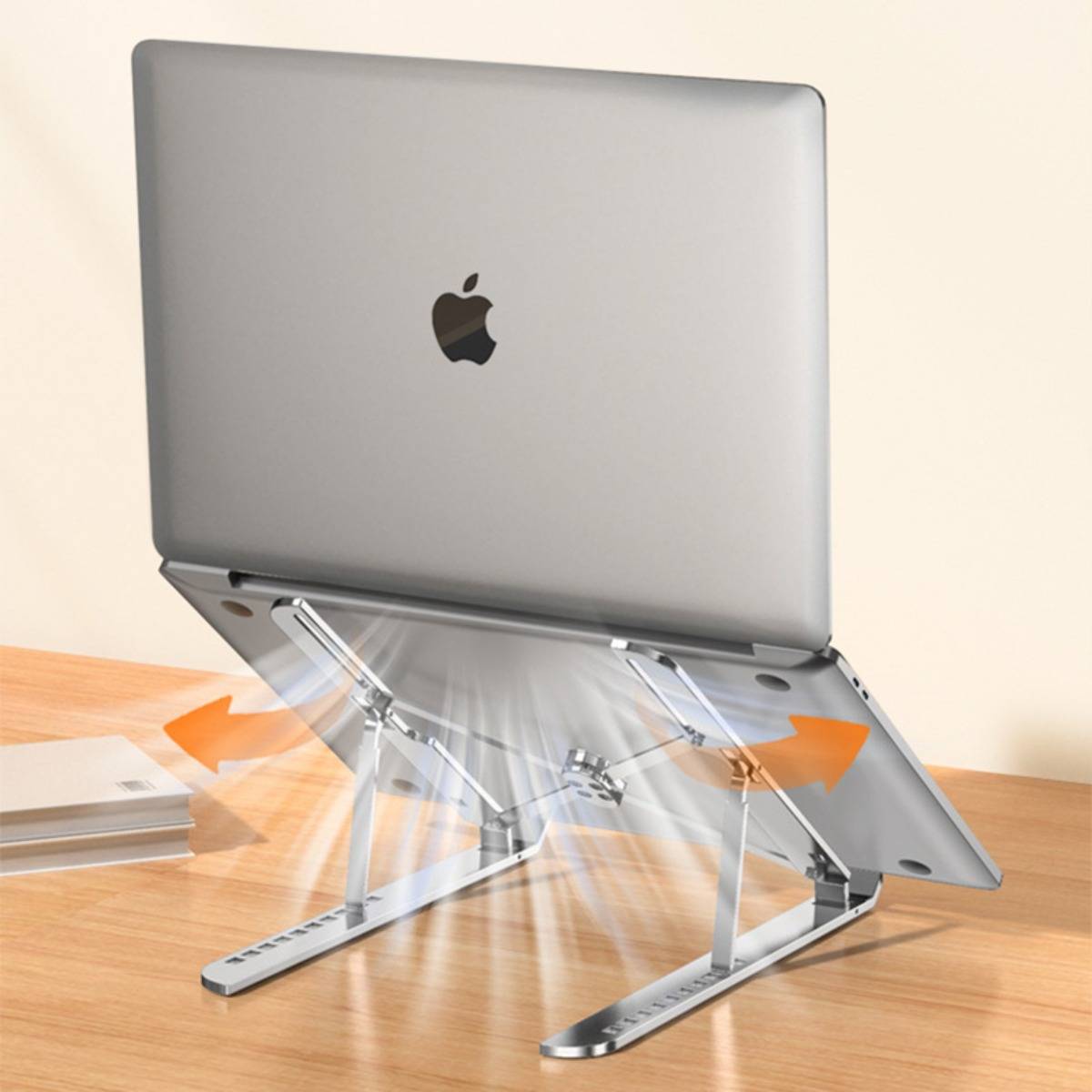 Ein Apple-Laptop auf einem verstellbaren Metallständer auf einem Schreibtisch, der einen erhöhten ergonomischen Betrachtungswinkel mit Luftzirkulation darunter zeigt.